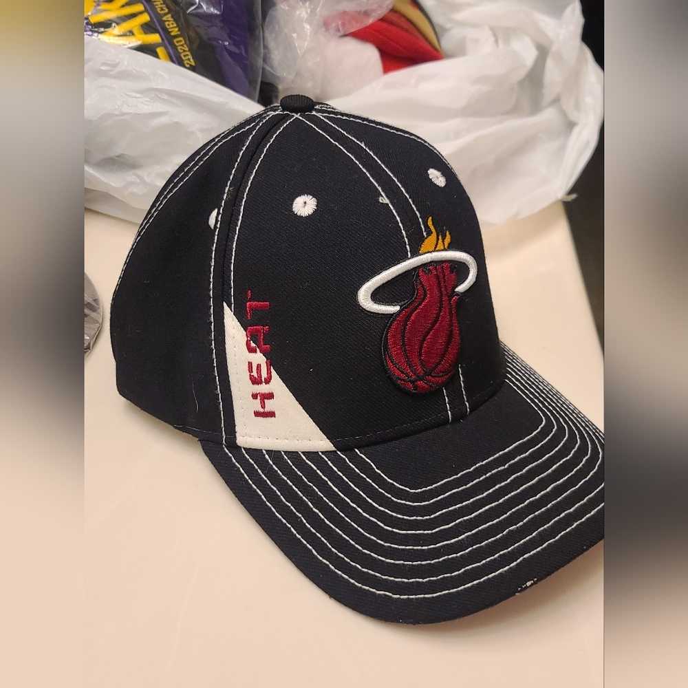 Black Miami Heat velcro strapback